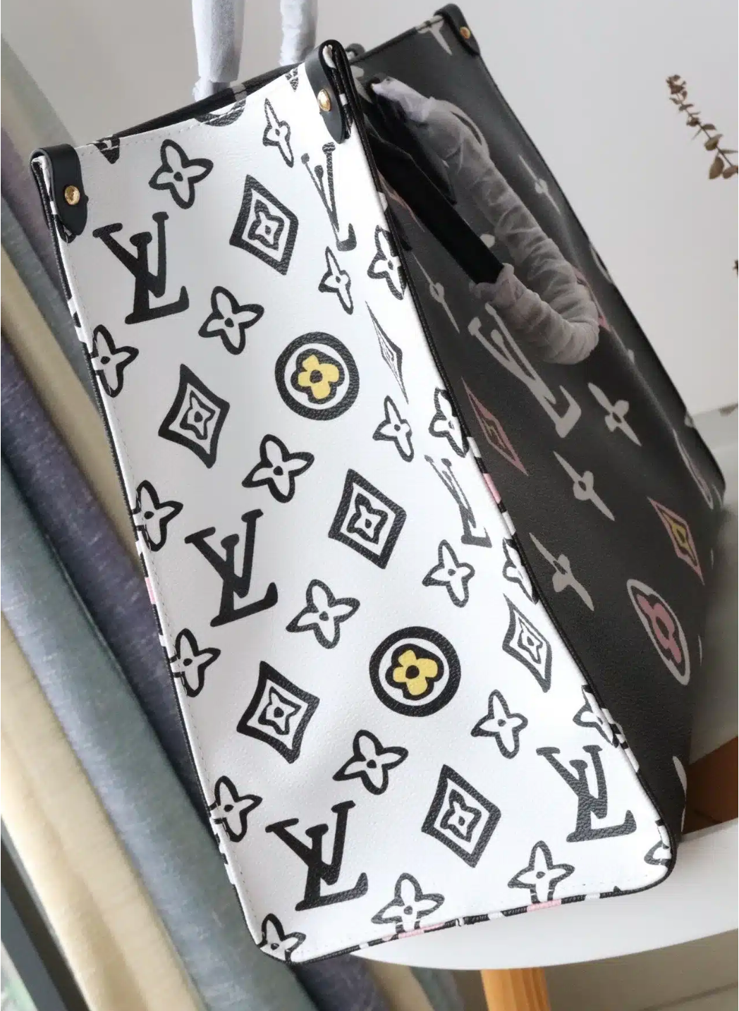 Louis Vuitton Onthego Leather Handbag