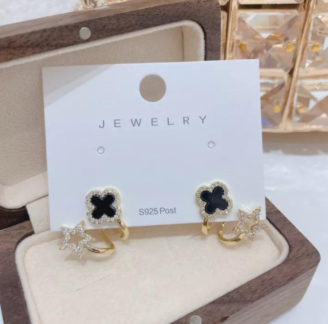 AVR JEWELS Korean Fashion Vibrato live four leaf Clover Earrings