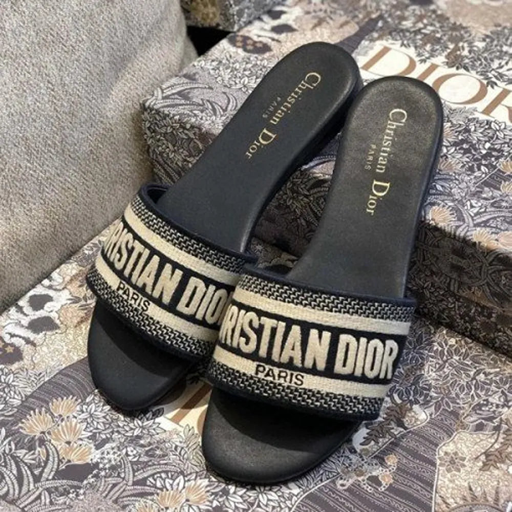 Luxurious Christian Dior Navy Ladies Wid Og Box Card Carry Bag (BSF1983)